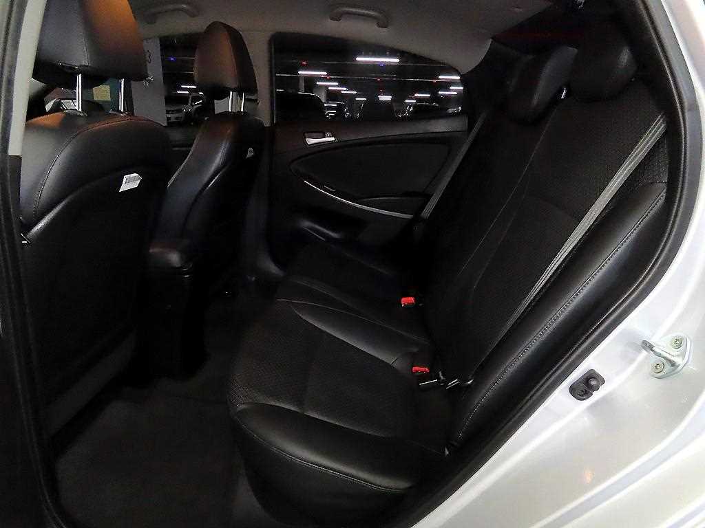 HYUNDAI Accent - Vista 7