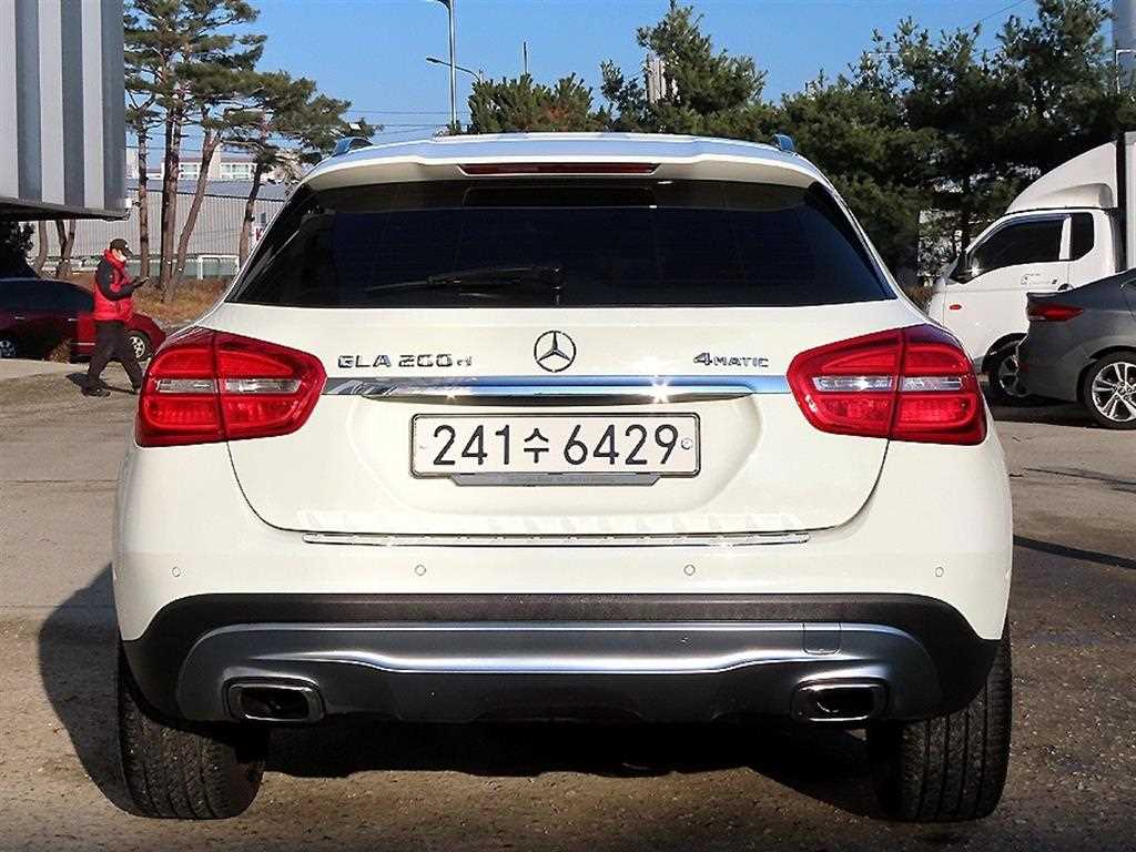 Mercedes Benz GLA Class - Vista 4