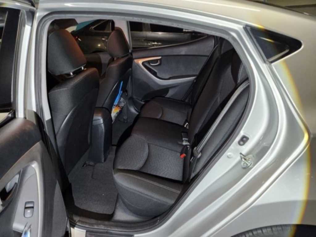 HYUNDAI Avante - Vista 10