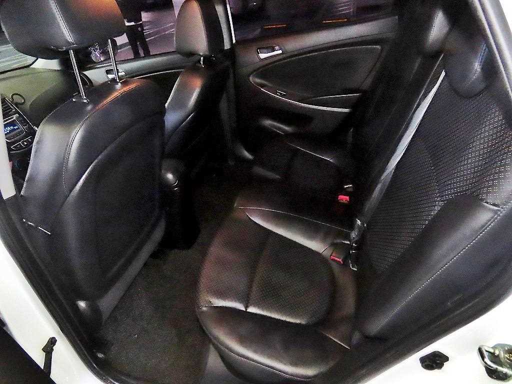 HYUNDAI Accent - Vista 7