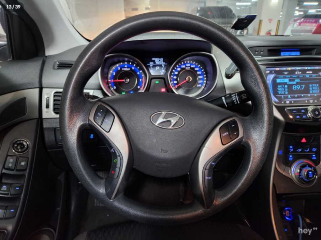 HYUNDAI Avante - Vista 5