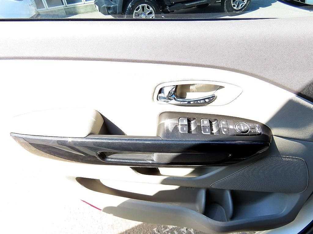 KIA Carnival - Vista 12