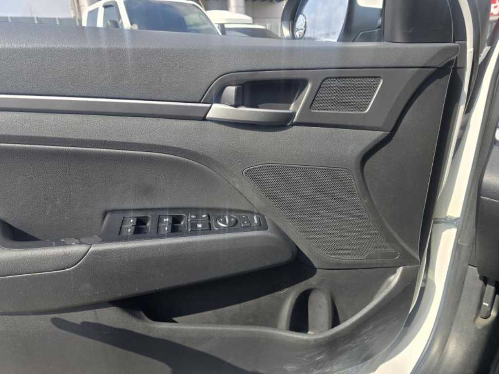 HYUNDAI Avante - Vista 11