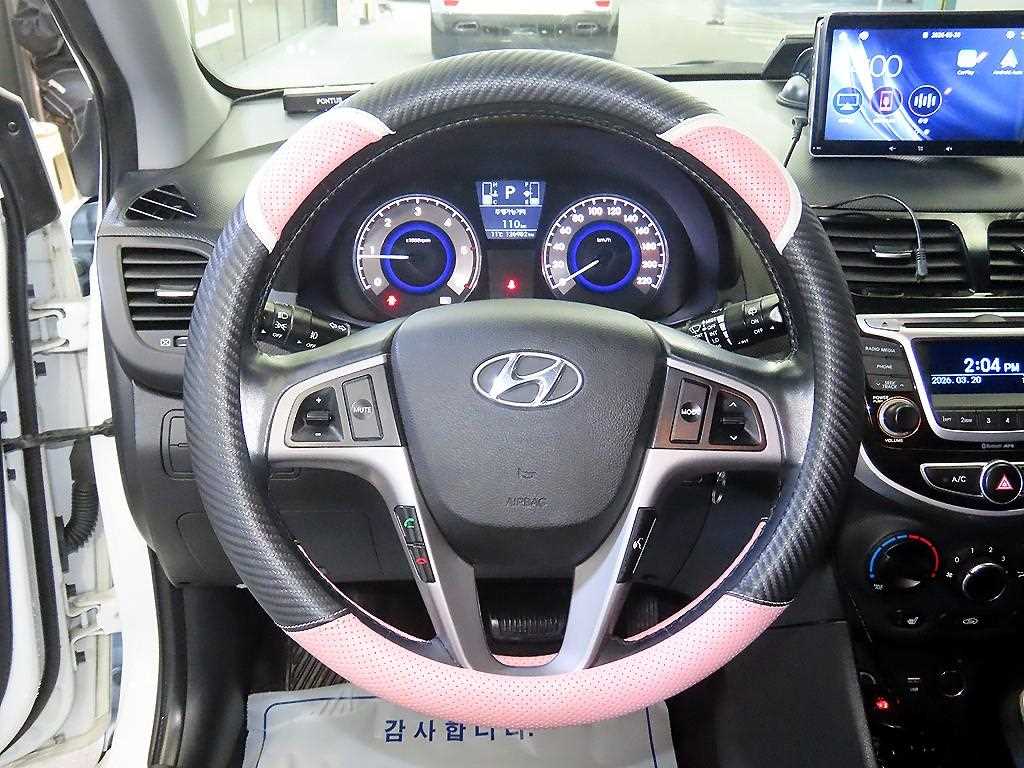 HYUNDAI Accent - Vista 8