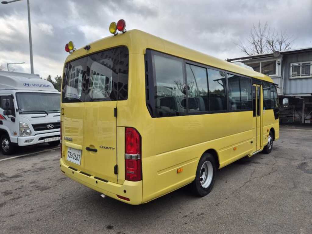 medium and large bus Hyundai bus - Vista 6