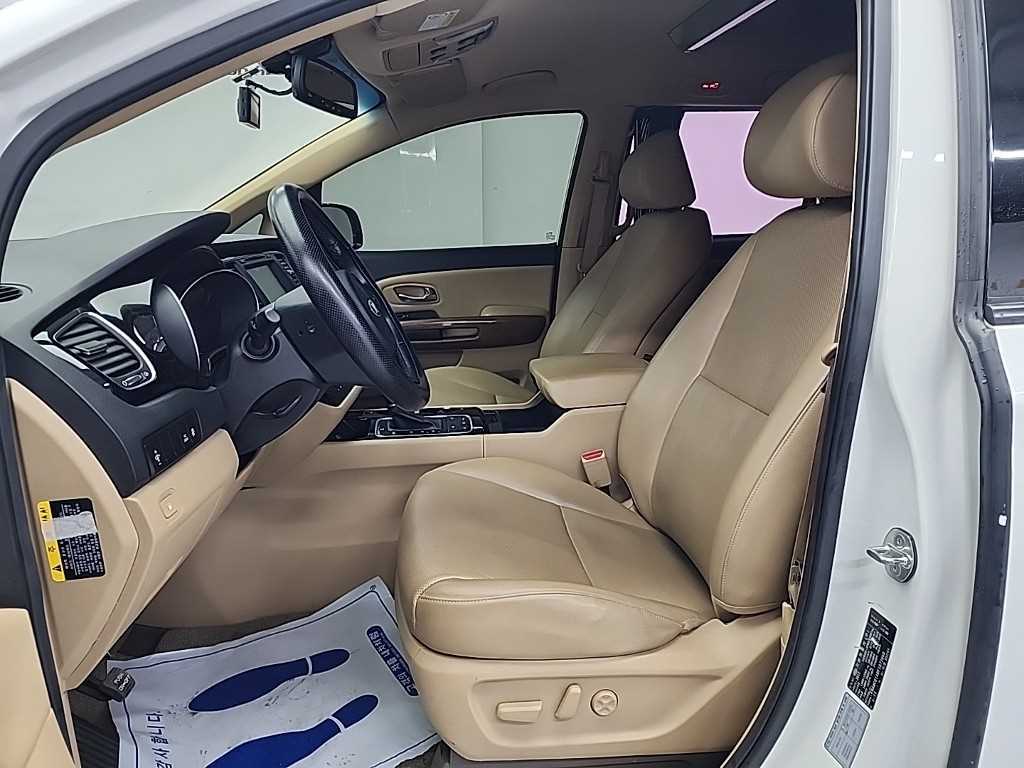 KIA Carnival - Vista 11