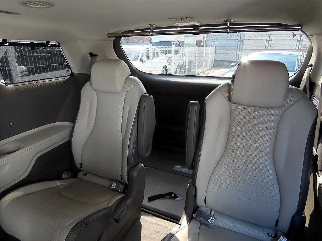 KIA Carnival - Vista 7