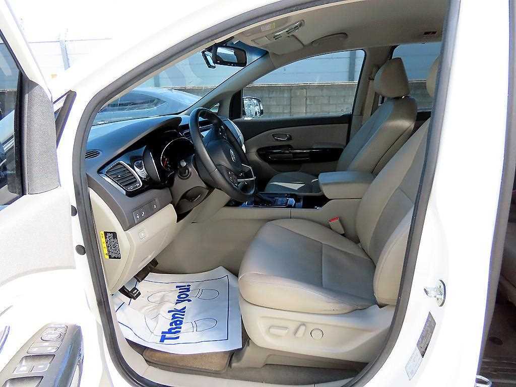 KIA Carnival - Vista 5
