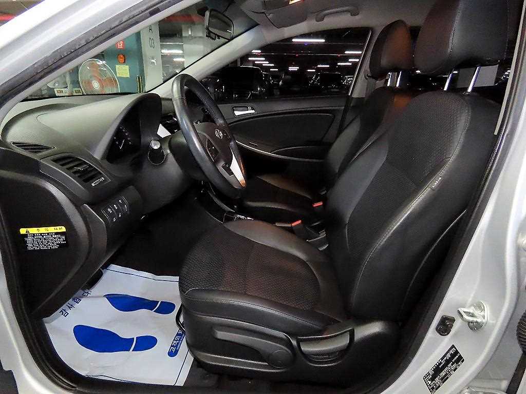 HYUNDAI Accent - Vista 6