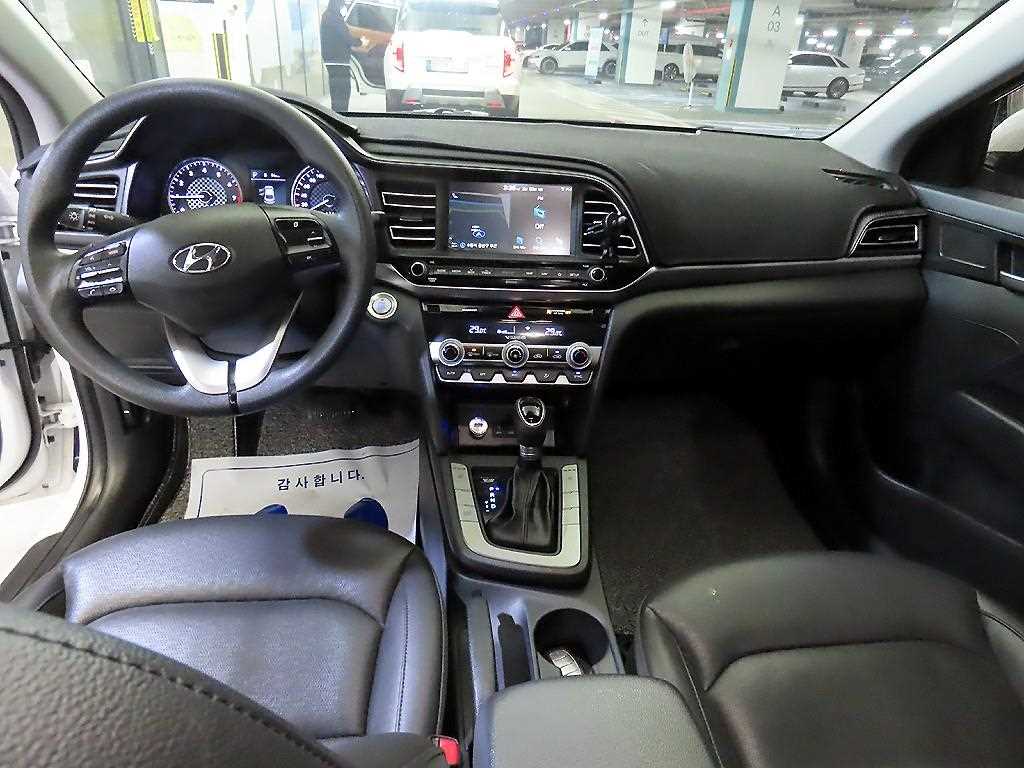 HYUNDAI Avante - Vista 9