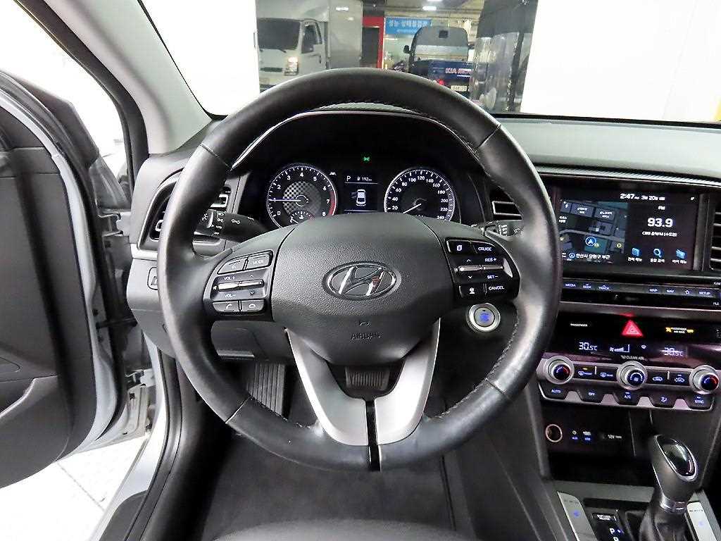 HYUNDAI Avante - Vista 9