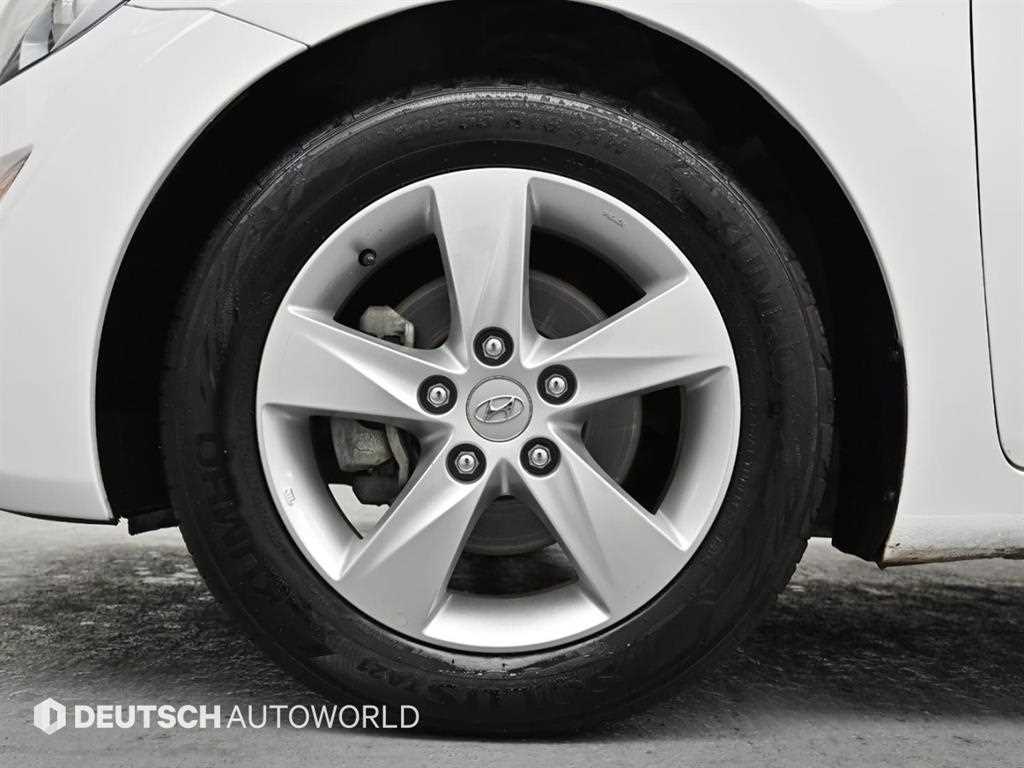 HYUNDAI Avante - Vista 5