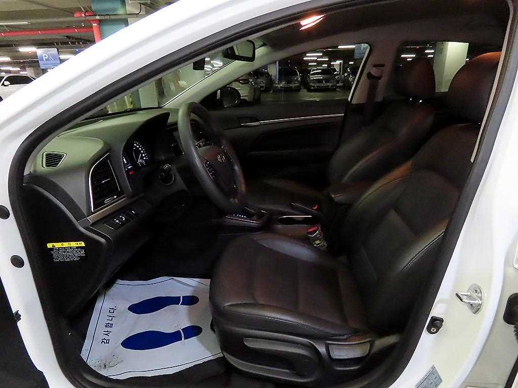 HYUNDAI Avante - Vista 6