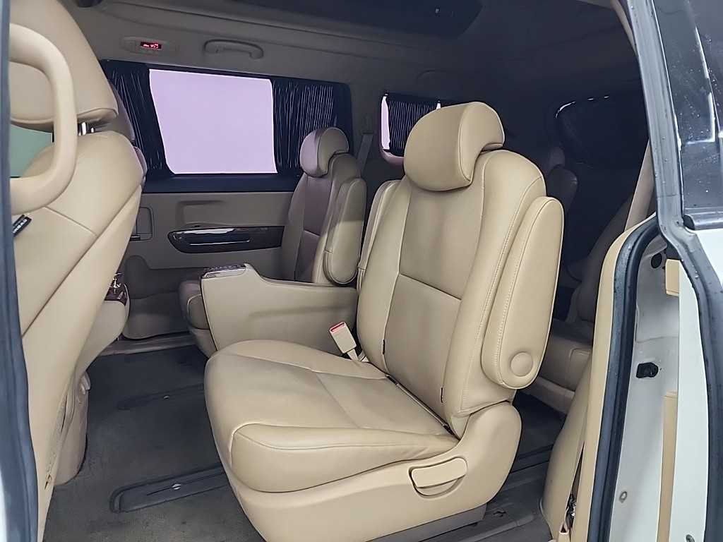 KIA Carnival - Vista 12