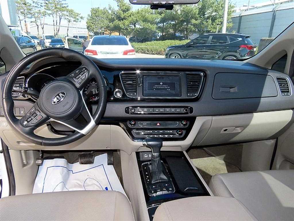 KIA Carnival - Vista 8