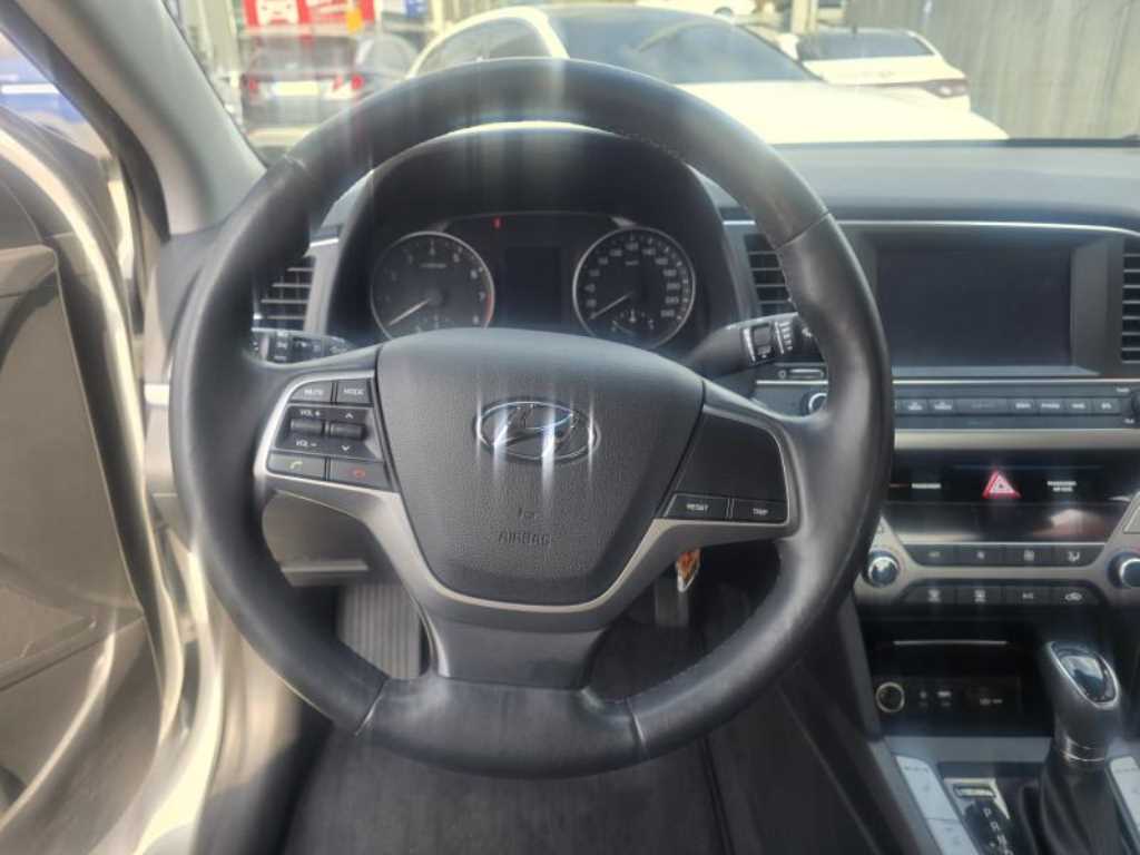 HYUNDAI Avante - Vista 5