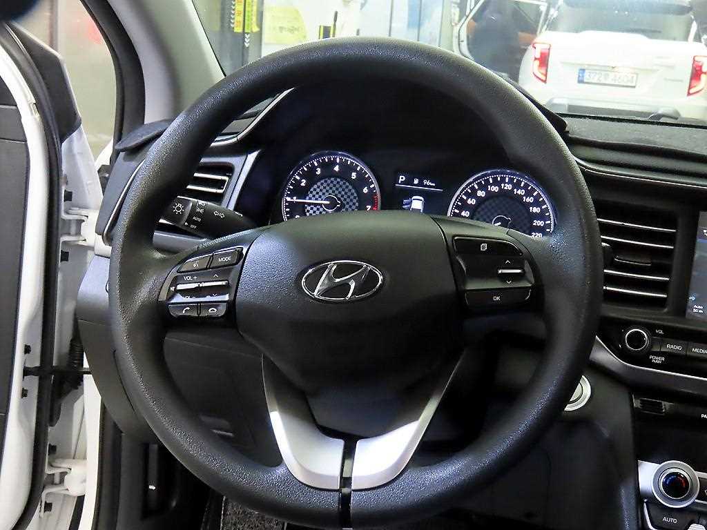 HYUNDAI Avante - Vista 7