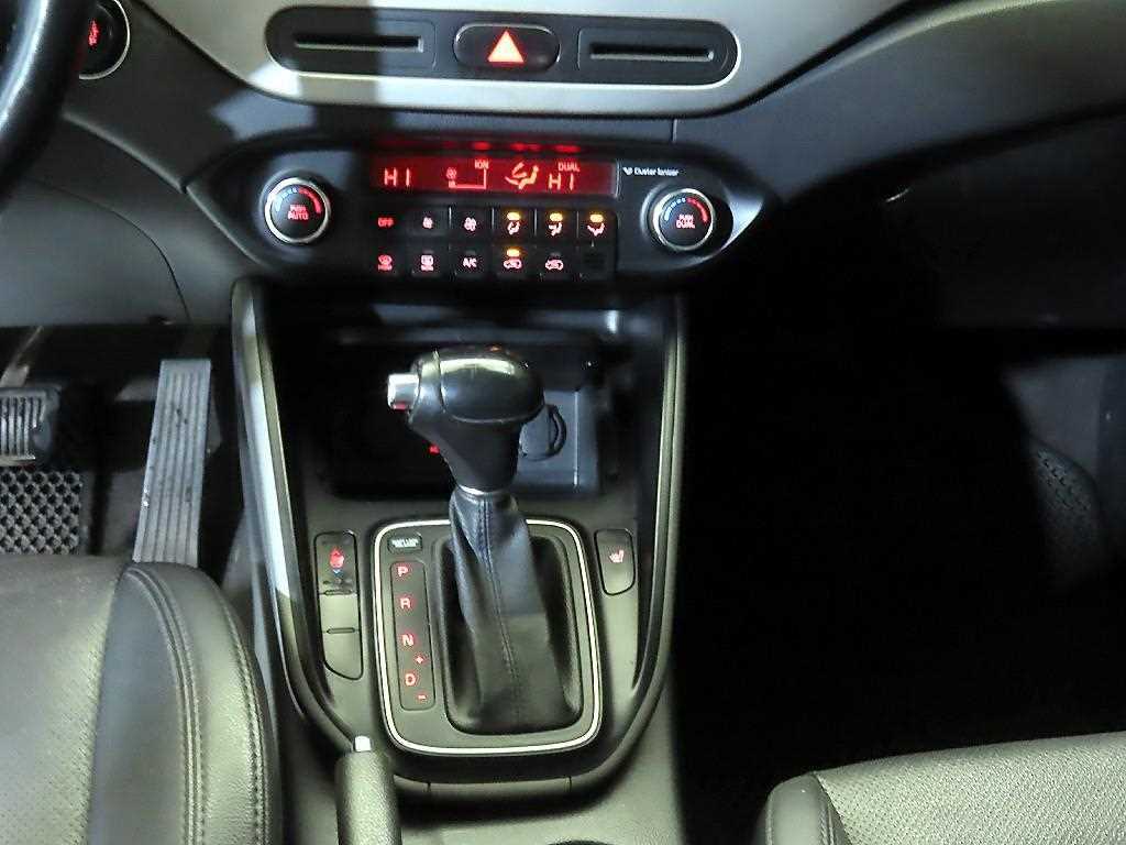 KIA Carens - Vista 12