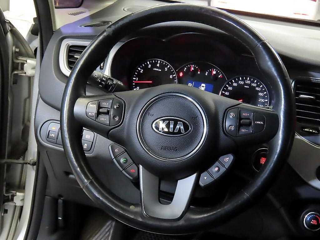 KIA Carens - Vista 8