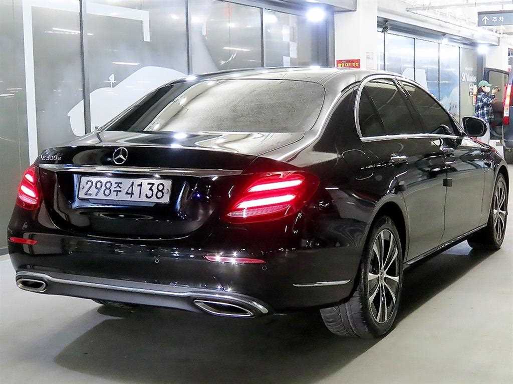 Mercedes Benz E class - Vista 4
