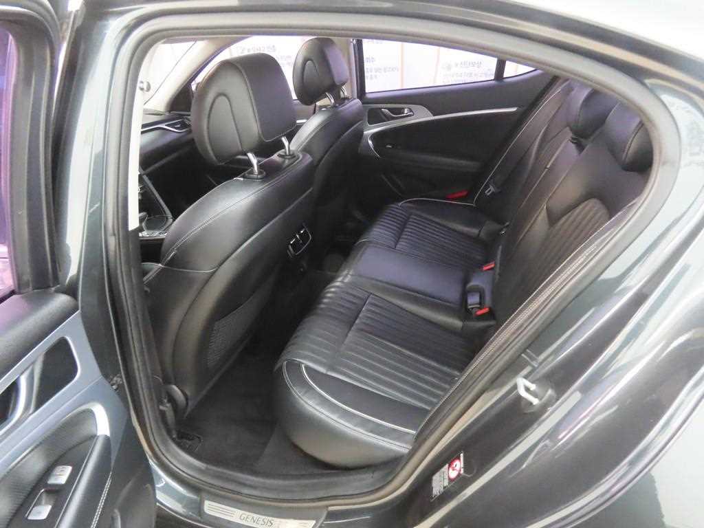 Genesis G70 - Vista 6