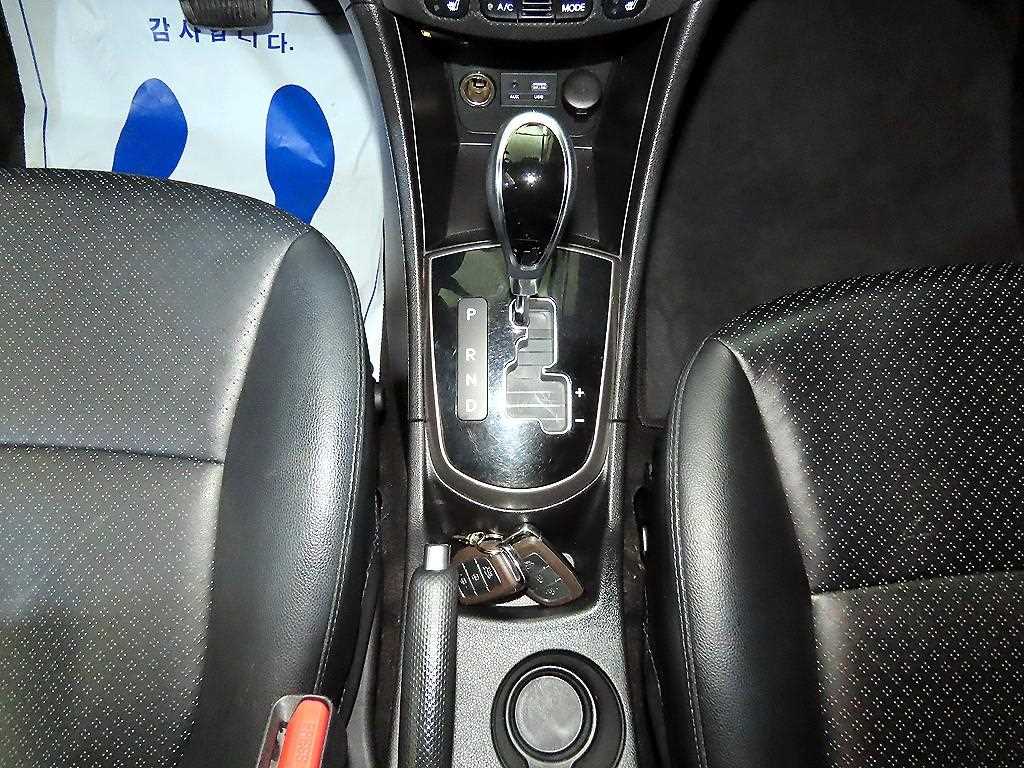 HYUNDAI Accent - Vista 12