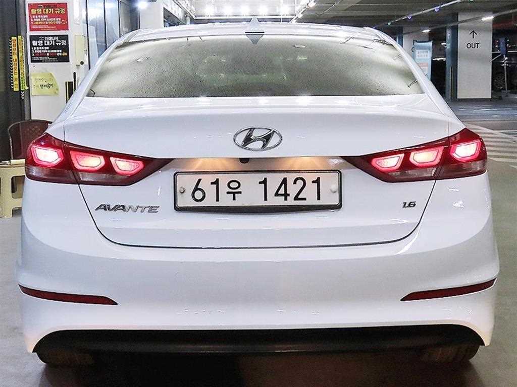 HYUNDAI Avante - Vista 5