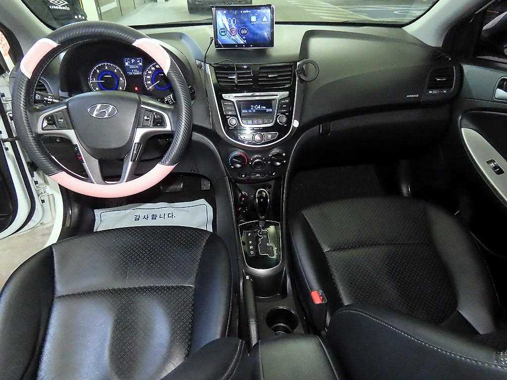 HYUNDAI Accent - Vista 10