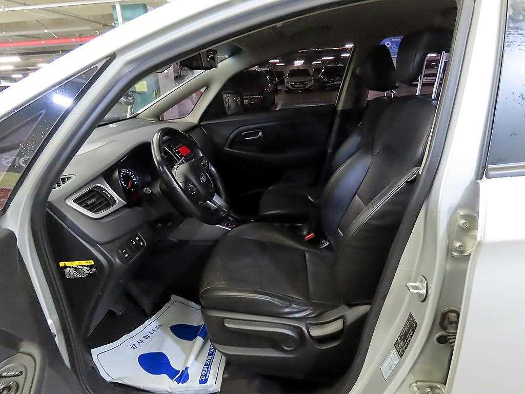 KIA Carens - Vista 6