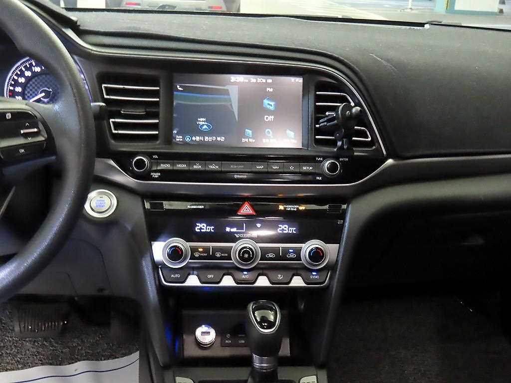 HYUNDAI Avante - Vista 10