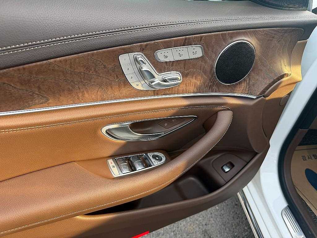 Mercedes Benz E class - Vista 12