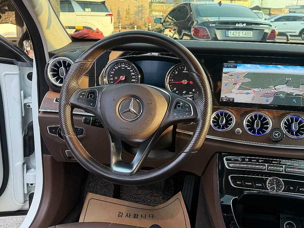 Mercedes Benz E class - Vista 8