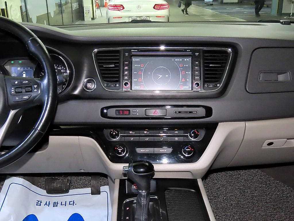 KIA Carnival - Vista 11