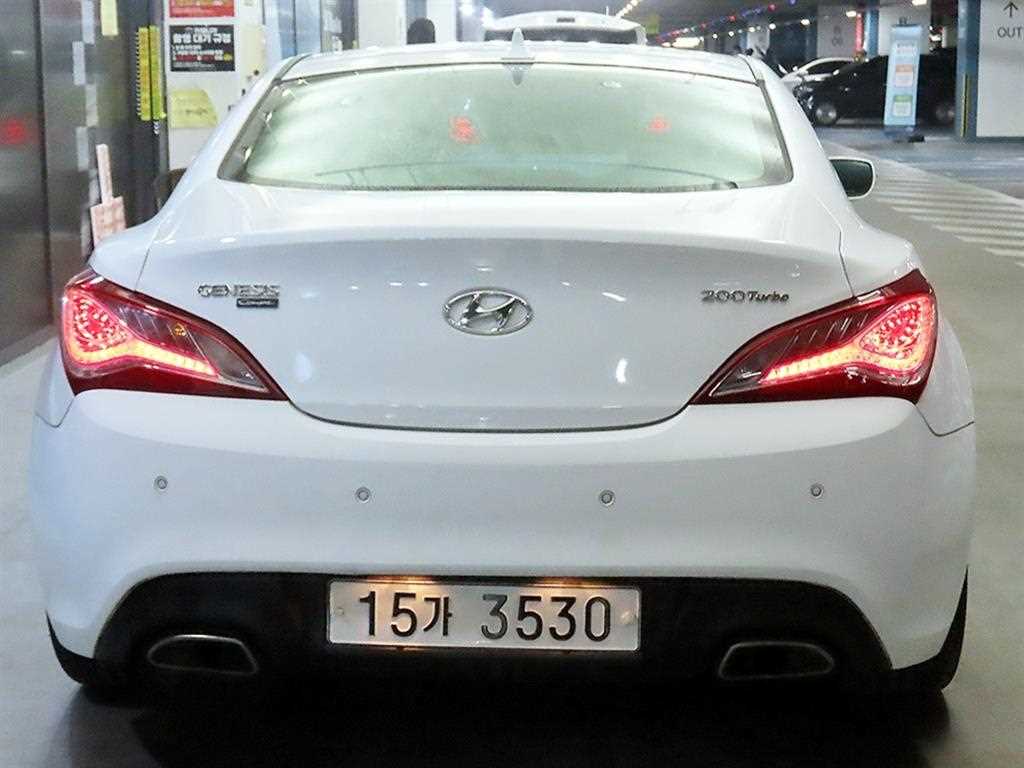 HYUNDAI Genesis - Vista 5