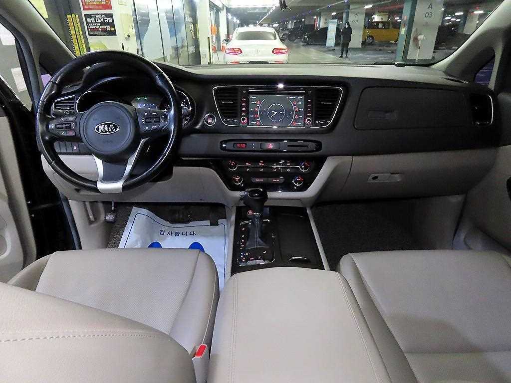 KIA Carnival - Vista 10