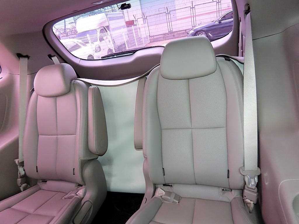 KIA Carnival - Vista 7