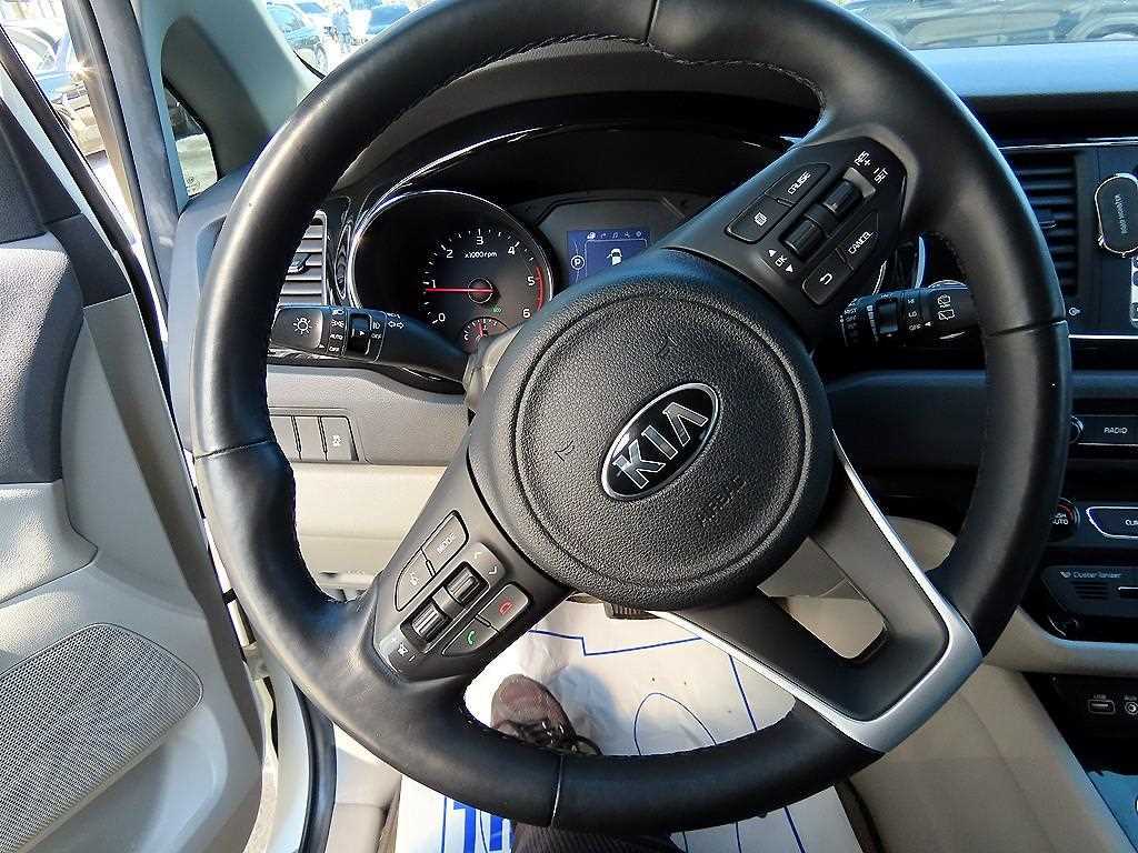 KIA Carnival - Vista 9