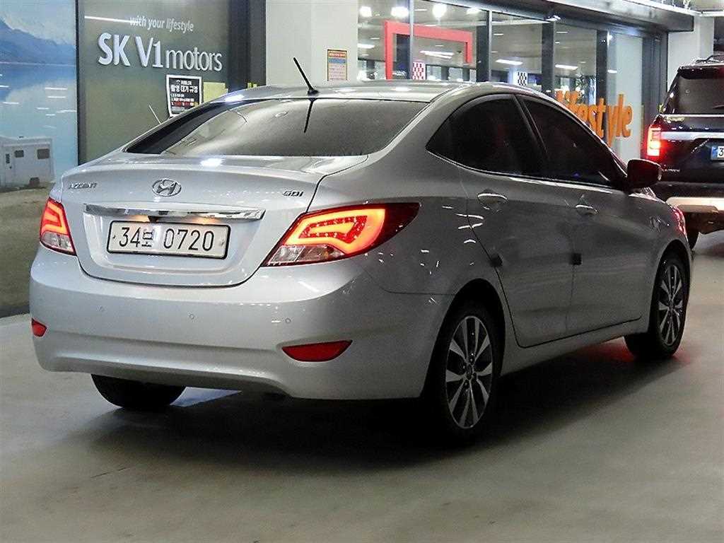 HYUNDAI Accent - Vista 4