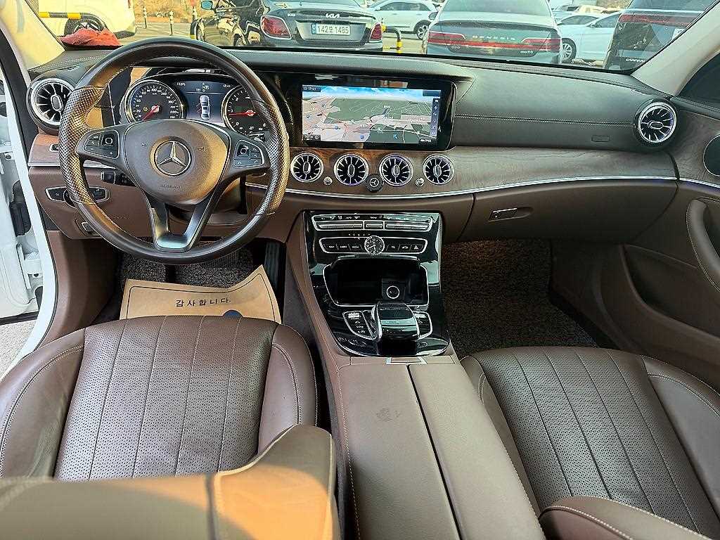 Mercedes Benz E class - Vista 5