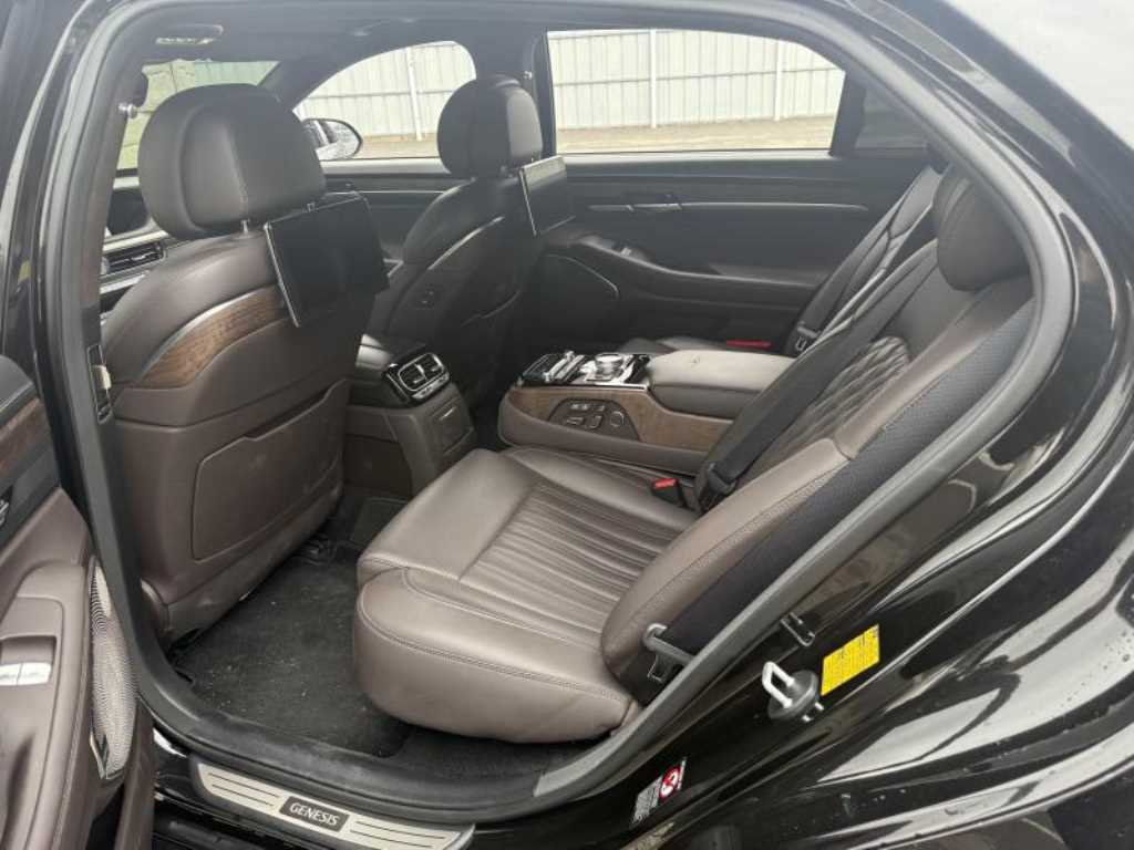 Genesis G90 - Vista 12