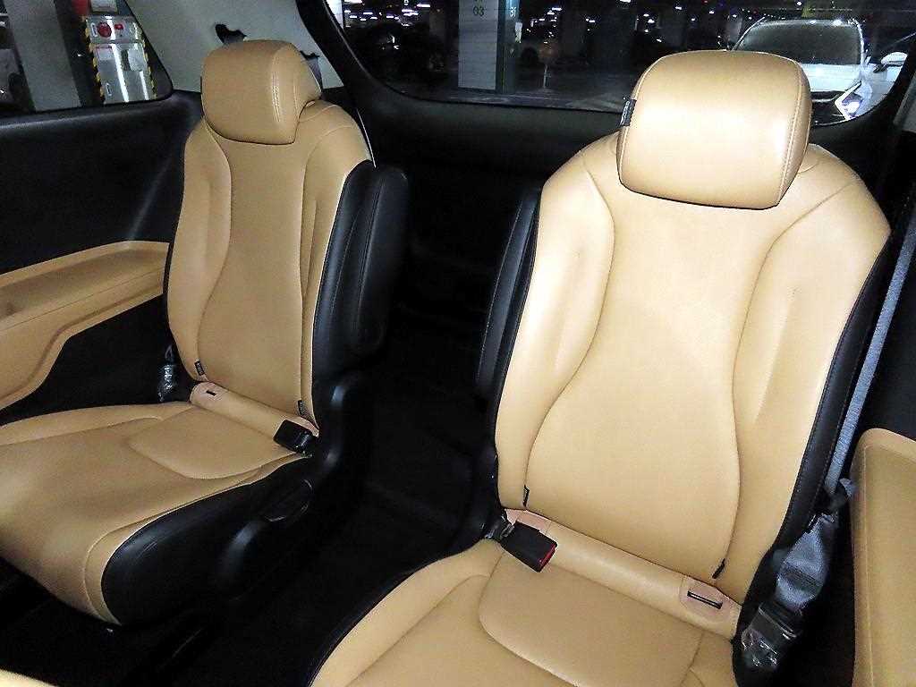 KIA Carnival - Vista 8