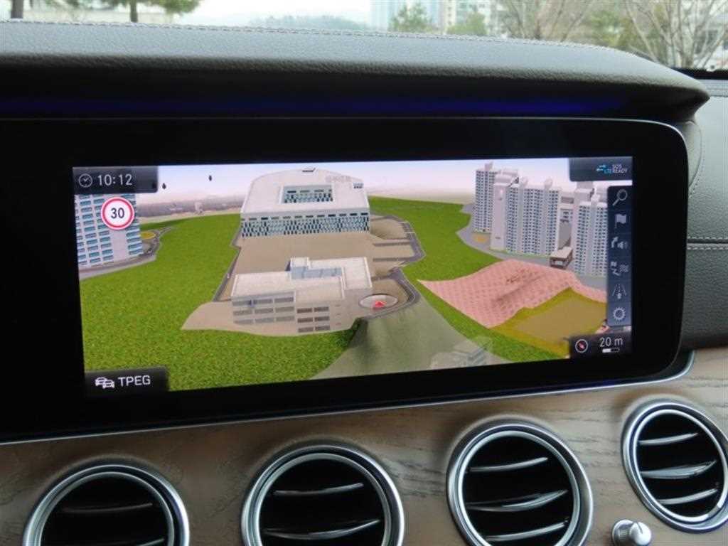 Mercedes Benz E class - Vista 8