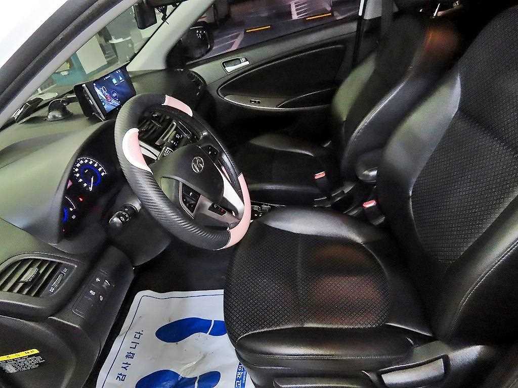 HYUNDAI Accent - Vista 6