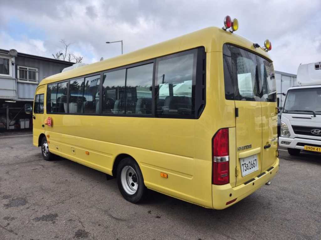 medium and large bus Hyundai bus - Vista 4