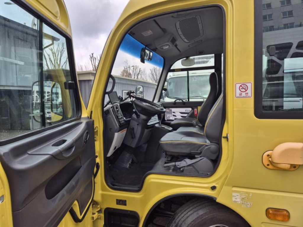 medium and large bus Hyundai bus - Vista 11