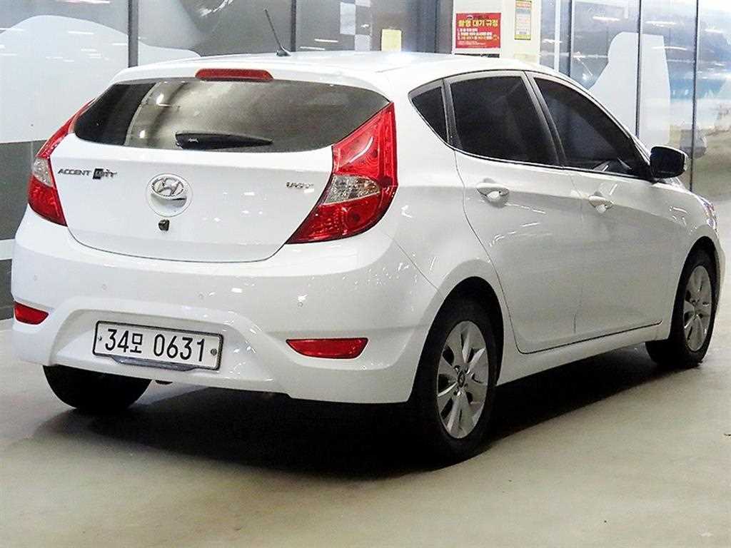 HYUNDAI Accent - Vista 4