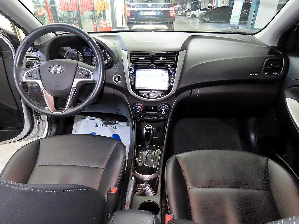 HYUNDAI Accent - Vista 10