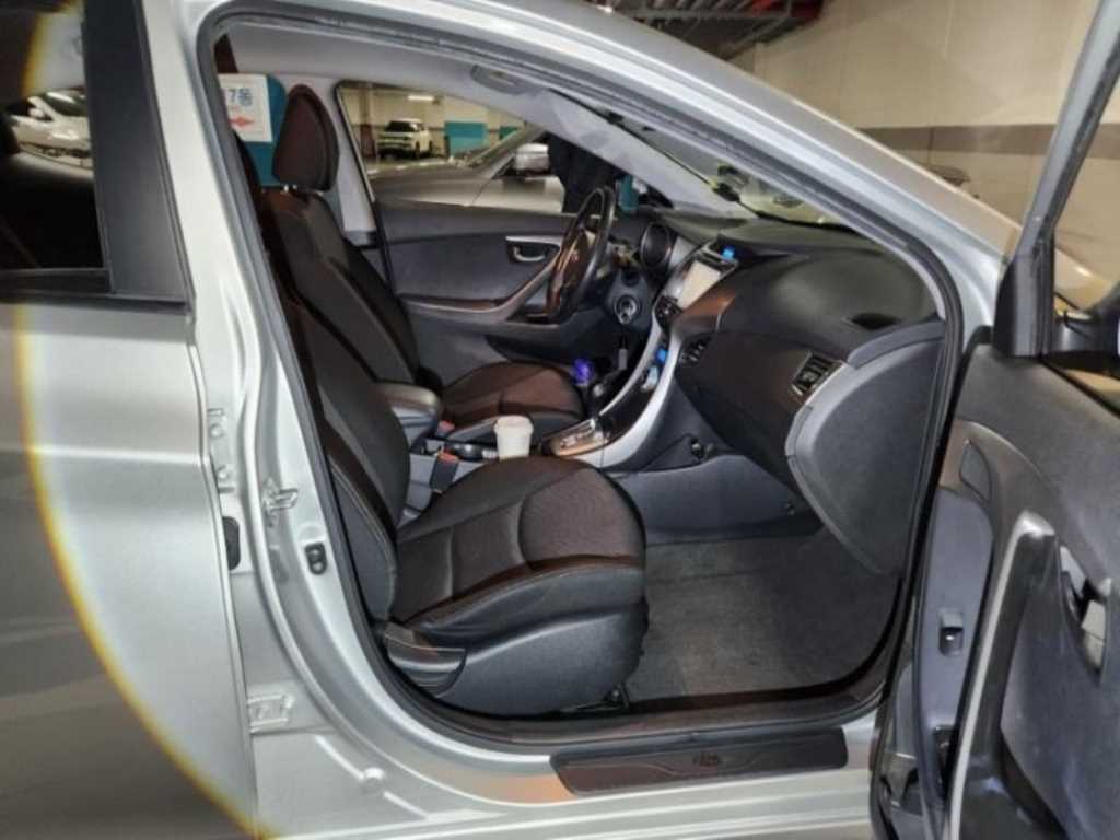 HYUNDAI Avante - Vista 9