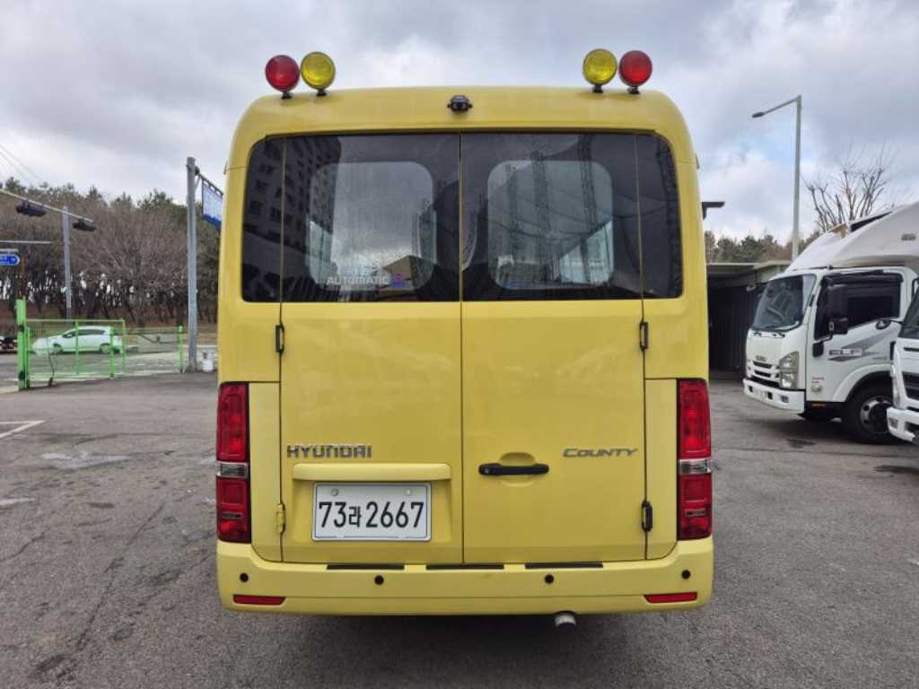 medium and large bus Hyundai bus - Vista 5