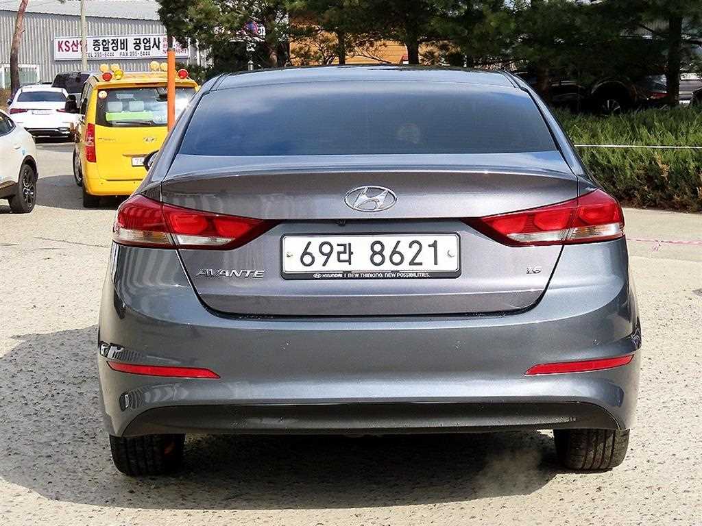 HYUNDAI Avante - Vista 4